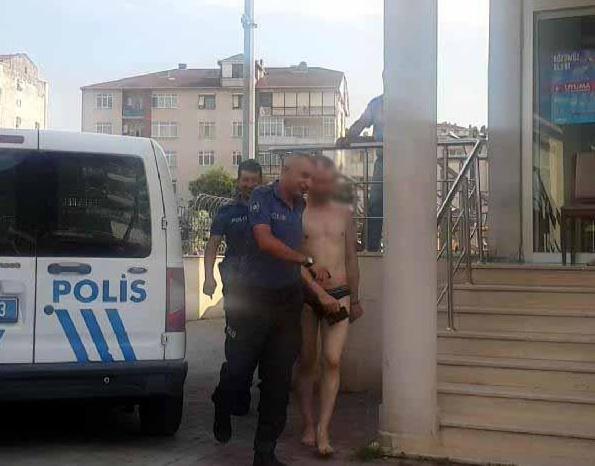 Fenomenlik İçin Soyundu, Linç Edilmekten Zor Kurtuldu