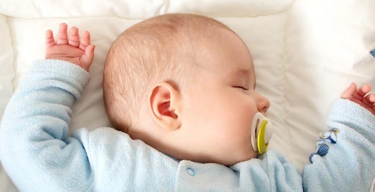 Bebeği Sakinleştirmek İçin Emzik Kullanmak Doğru mu?